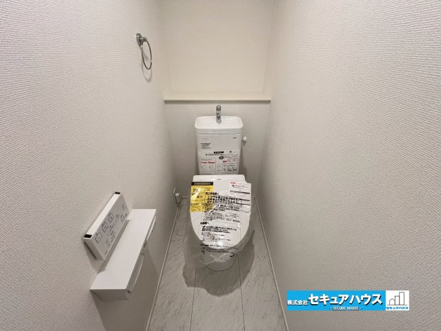 名古屋市緑区小坂 全2棟 1号棟のトイレ|■トイレ
お掃除しやすい素材と機能にこだわった、シャープなフォルムのトイレはいつまでもキレイが続きます。少ない水量で洗浄できる、環境にもお財布にもやさしいエコなトイレです。