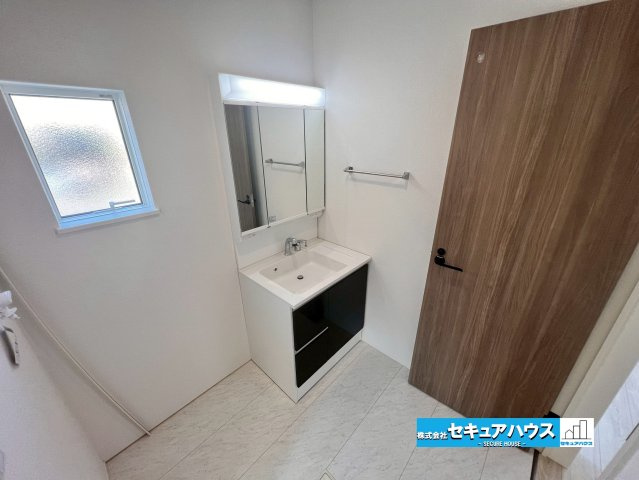 名古屋市緑区小坂 全2棟 1号棟の独立洗面台|■洗面台・洗面所
収納スペースもバッチリなこちらの洗面台。忙しい朝の時間にお役立ち！化粧品やヘアケア用品など細かな物も鏡の裏に見えない収納可能です♪