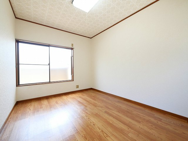 俵口町1513番地戸建の洋室