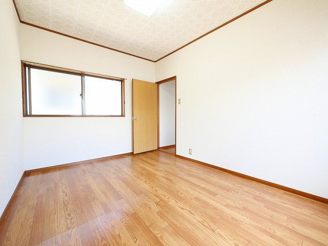 俵口町1513番地戸建の洋室