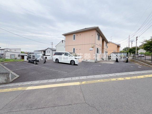 メゾン・カイラスの駐車場