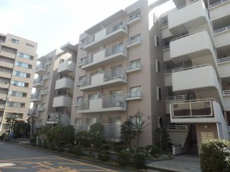 【外観】 | 月額2000円とリーズナブルな価格が嬉しい駐車場は空きがあるので車をお持ちの方でも安心です