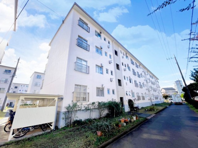 【外観】 | 長津田団地5号棟 | 前面道路も幅員があり車の運転も安心！前面道路は閑静な住宅地。車通りの少ない道路です。お子様にも安心です。