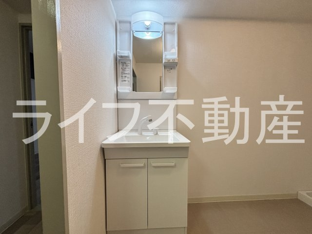 アバハイム西村の洗面所|ゆったりとスペースのある洗面所