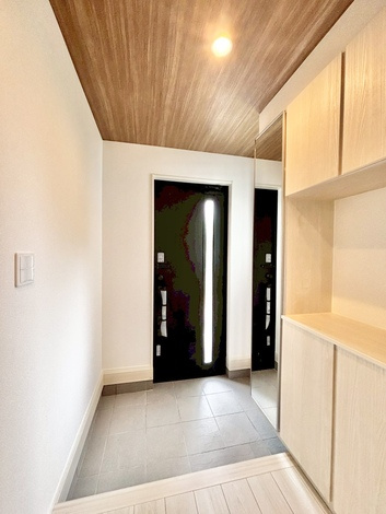 グラファーレ東郷町春木台2期　全2棟　新築戸建の玄関