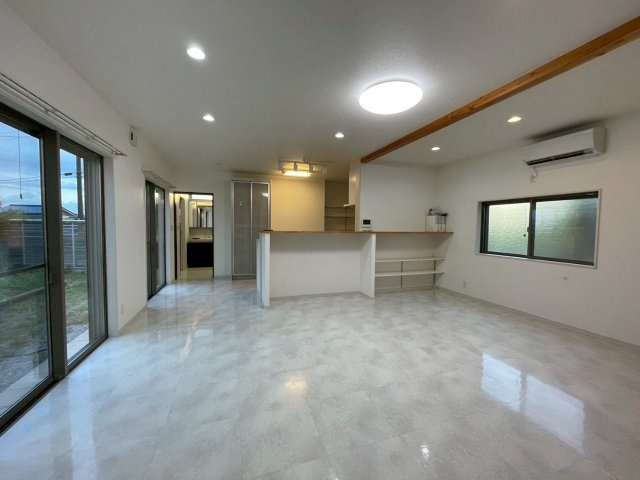 群馬県高崎市白岩町801-8の居間・リビング