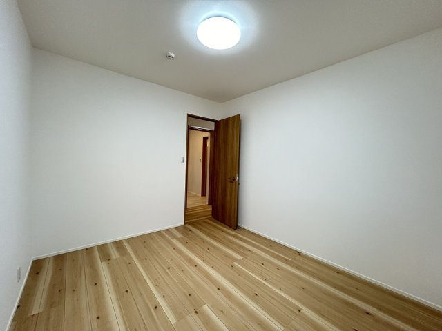 【洋室】 | 太宰府市長浦台３丁目　戸建て | シンプルなお部屋なので家事やお仕事、お勉強用のお部屋にも向いています