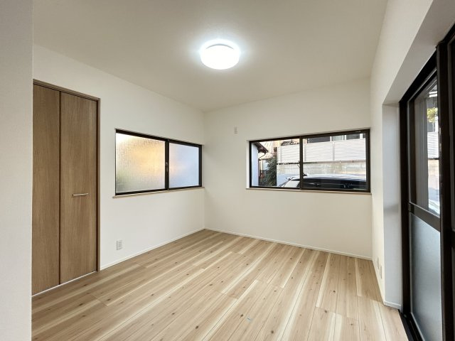 【洋室】 | 太宰府市長浦台３丁目　戸建て | 1階5.5帖の洋室。3面採光でお庭に出ることもできる、開放感のあるお部屋です