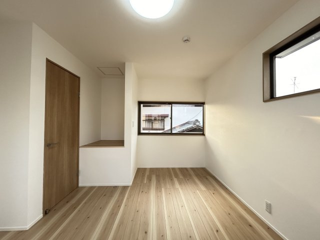 【洋室】 | 太宰府市長浦台３丁目　戸建て | 2階5.7帖の洋室。3面採光で明るく風通しの良いお部屋です