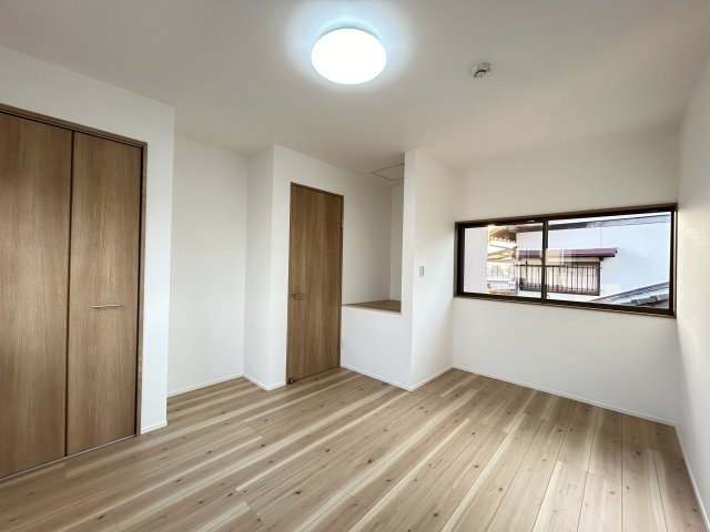 【洋室】 | 太宰府市長浦台３丁目　戸建て | クローゼットのほかにフリーに使えるオープンな収納スペースがあります