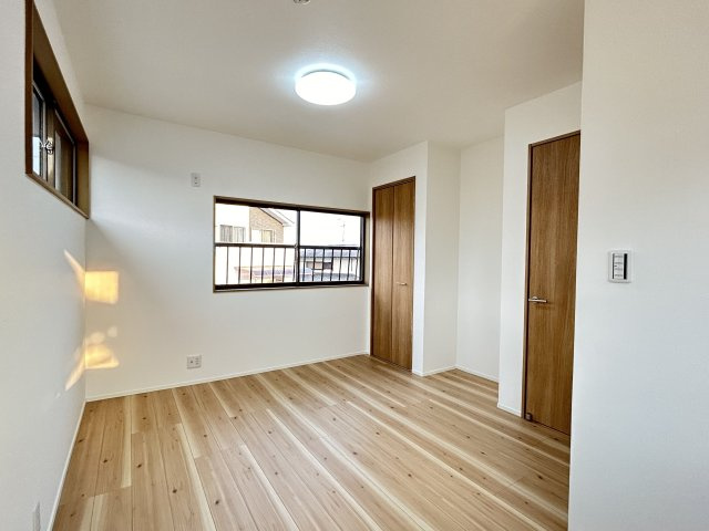 【洋室】 | 太宰府市長浦台３丁目　戸建て | 6.2帖の洋室。3面窓から室内に多く光を取り入れております。景色も広く見えるので開放感があります