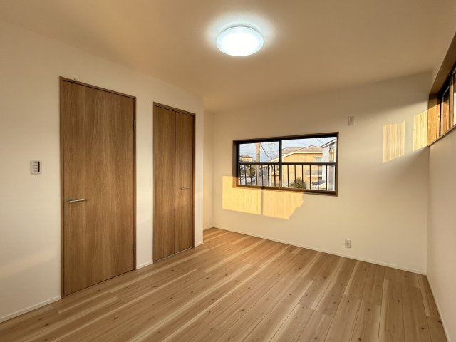 【洋室】 | 太宰府市長浦台３丁目　戸建て | 2階洋室はどちらも収納あり。収納スペースがたっぷりあると部屋を広々と使えてストレスなく過ごせます