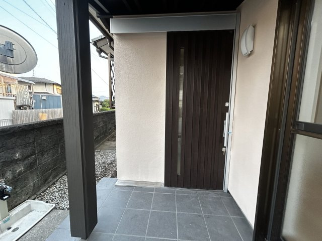 【玄関】 | 太宰府市長浦台３丁目　戸建て | 玄関ドアはクリーニング、鍵交換済みで見た目も防犯面も◎