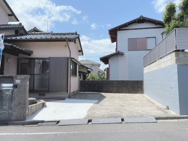 【駐車場】 | 太宰府市長浦台３丁目　戸建て | 玄関前に2台分の駐車スペースがあります。前面道路広めなのでバックでの駐車もしやすいです