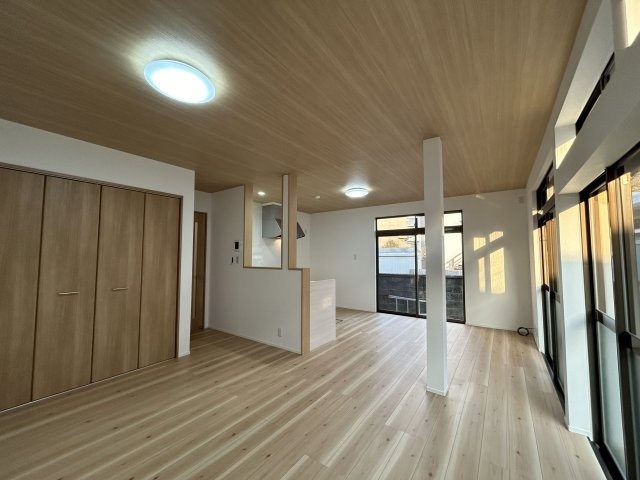 【居間・リビング】 | 太宰府市長浦台３丁目　戸建て | 天井も木目クロスにして温かみのある空間になっています。リビング部分に収納もあり多用途に使えます