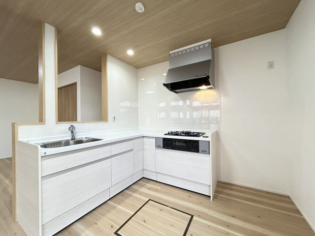 【キッチン】 | 太宰府市長浦台３丁目　戸建て | お料理をしながら会話を楽しめるカウンターキッチン。L字型キッチンなので作業スペースが広くなっています