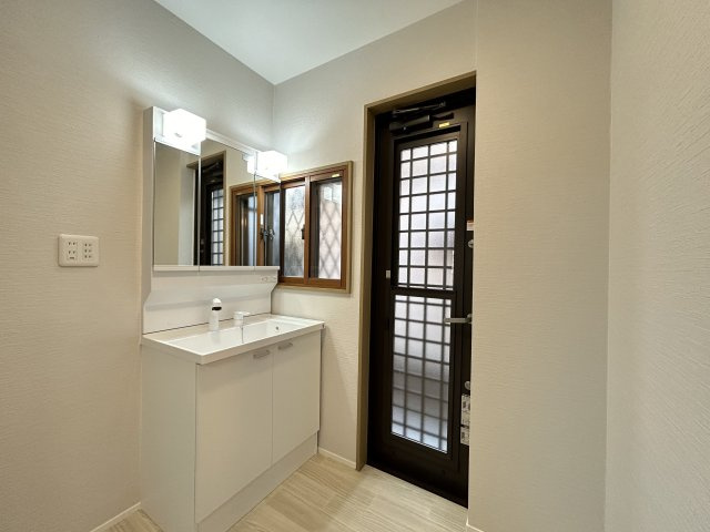 【独立洗面台】 | 太宰府市長浦台３丁目　戸建て | 三面鏡裏収納付きの洗面台で、散らかりがちな洗面回りもすっきりと片付きます