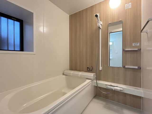 【浴室】 | 太宰府市長浦台３丁目　戸建て | 浴室に窓があるので換気がしやすくカビの発生を抑えられます。経済的な追い焚き機能付きです