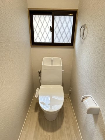 【トイレ】 | 太宰府市長浦台３丁目　戸建て | いつも綺麗に清潔に！ウォッシュレット付きトイレです。窓も付いてるので空気の入れ替えも楽にできます
