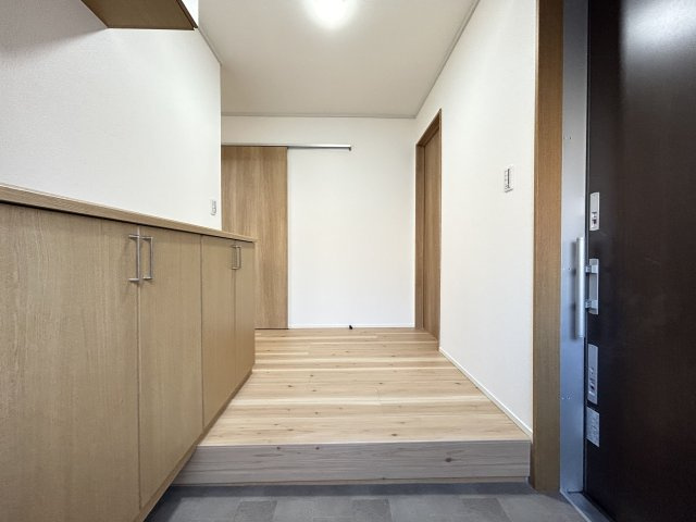 【玄関】 | 太宰府市長浦台３丁目　戸建て | 収納力に優れた玄関でいつでも片付いた状態でお客様を迎えられます