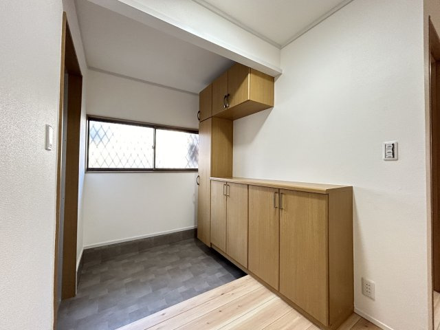 【玄関】 | 太宰府市長浦台３丁目　戸建て | 玄関にも窓があるので日中は電気を付けなくても明るいです。タイル張りなのでお掃除も楽々