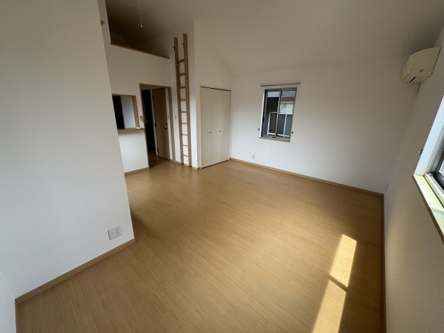 ネオシャイン豊中の居間・リビング