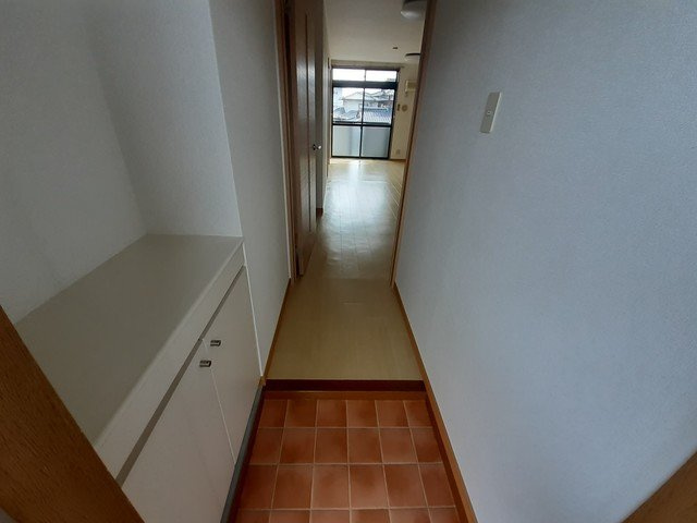 朝倉市甘木のアパートの玄関|明るい玄関です