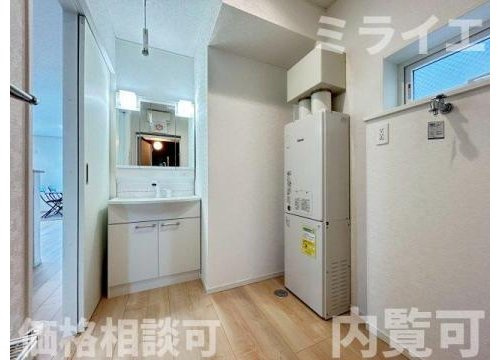 【新築戸建】札幌市手稲区稲穂2条7丁目3棟の独立洗面台|広範囲を映すだけではなく、両サイドのミラー裏に収納棚を設け、洗面道具をスッキリ収納できる三面鏡タイプを採用しています。
2号棟