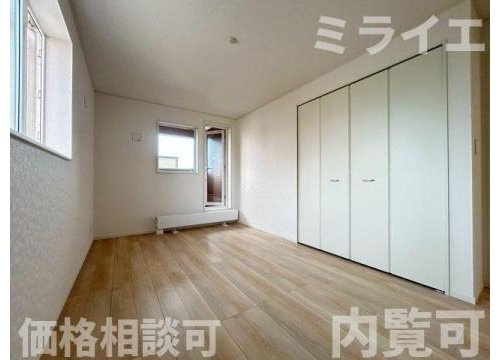 【新築戸建】札幌市手稲区稲穂2条7丁目3棟の洋室|2階洋室にはルーフバルコニーが設置されています。
2号棟