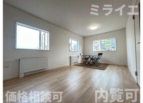 【新築戸建】札幌市手稲区稲穂2条7丁目3棟の居間・リビング|リビングが見渡せる対面キッチンを採用。内装(壁・床・建具)は白を基調とし、明るい雰囲気となっています。
2号棟