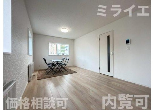 【新築戸建】札幌市手稲区稲穂2条7丁目3棟の居間・リビング|リビングが見渡せる対面キッチンを採用。内装(壁・床・建具)は白を基調とし、明るい雰囲気となっています。
2号棟