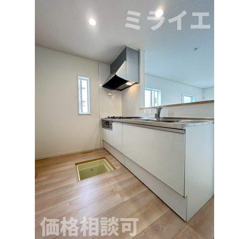 【新築戸建】札幌市手稲区稲穂2条7丁目3棟のキッチン|広々システムキッチンは、シンク・調理部分だけではなく、小物から大きな調理器具まで収納でき、出し入れもスムーズな収納充実プランを採用。食洗器設置可能。床下収納あり。
2号棟