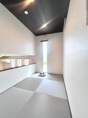 富田東展示場　5階層住宅ネクスト　戸建ての内装|スキップフロアで生まれる抜け感ある視界と開放感。暮らしに遊び心とデザイン性をプラスした、こだわりの住空間です。