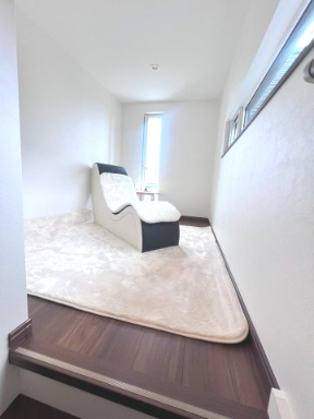 富田東展示場　5階層住宅ネクスト　戸建ての収納|おしゃれなロフト空間。窓付きで明るく、収納としても趣味部屋としても使える多機能スペースです。