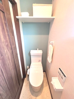 富田東展示場　5階層住宅ネクスト　戸建てのトイレ|センスの光る壁紙がアクセントに。おしゃれで心地よいトイレ空間です。