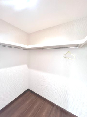 富田東展示場　5階層住宅ネクスト　戸建ての収納|たっぷり収納できるWICで、衣類も小物もすっきり美しく整理整頓。