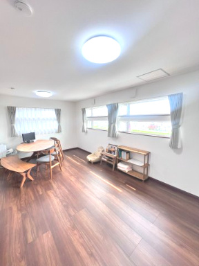 富田東展示場　5階層住宅ネクスト　戸建ての洋室|木目調のあたたかみと光あふれる明るさが調和した、心地よくおしゃれな洋室です。