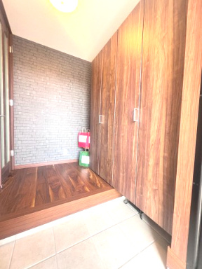 富田東展示場　5階層住宅ネクスト　戸建ての玄関|木目調が美しい大容量収納で、玄関からセンスと機能性を。