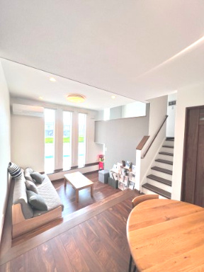 富田東展示場　5階層住宅ネクスト　戸建ての居間・リビング|木目のぬくもりが映える、おしゃれで落ち着きのあるリビング空間。