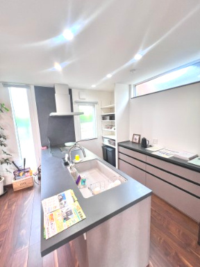 富田東展示場　5階層住宅ネクスト　戸建てのキッチン|広々としたグレー基調のキッチンは、汚れが目立ちにくく美しさをキープ。