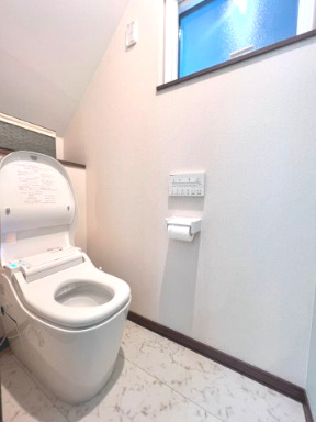 富田東展示場　5階層住宅ネクスト　戸建てのトイレ|自然光が差し込む窓付きトイレで、明るく清潔な空間に。