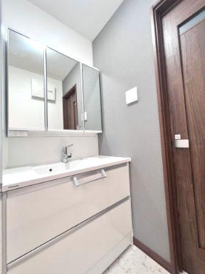 富田東展示場　5階層住宅ネクスト　戸建ての独立洗面台|白を基調とした独立洗面台は、清潔感とゆとりを兼ね備えた快適空間。