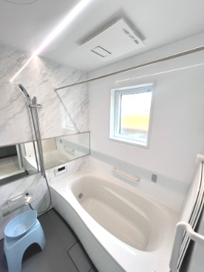 富田東展示場　5階層住宅ネクスト　戸建ての浴室|白を基調とした広々バスルーム。窓からの光とおしゃれな照明で、癒しのひとときを演出。