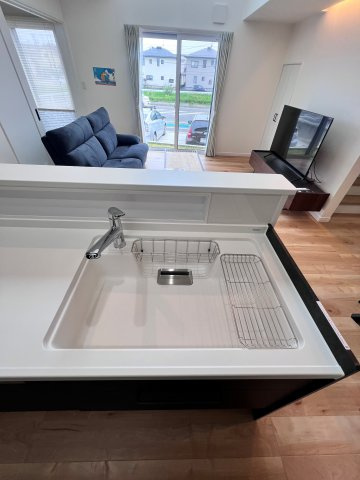 富田東展示場　ルミナス　戸建てのキッチン|広々としたシンクで使いやすさ抜群。毎日の料理が快適にこなせるキッチンです。
