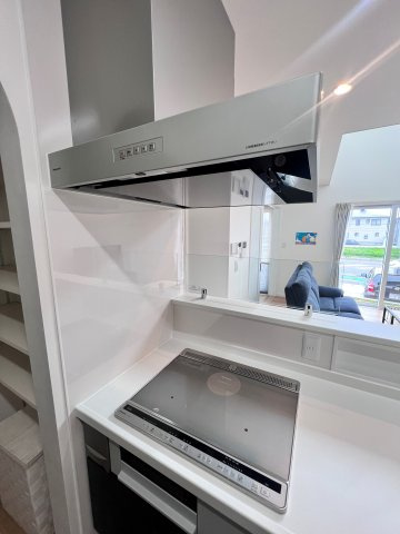 富田東展示場　ルミナス　戸建てのキッチン|スタイリッシュなIHクッキングヒーターは、見た目も使い勝手もスマートで快適。