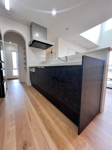 富田東展示場　ルミナス　戸建てのキッチン|豊富な収納を備えたおしゃれなキッチン。使いやすさと美しさを両立した理想の空間です。