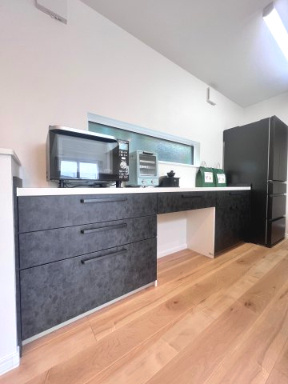 富田東展示場　ルミナス　戸建てのキッチン|豊富な収納を備えたおしゃれなキッチン。使いやすさと美しさを両立した理想の空間です。