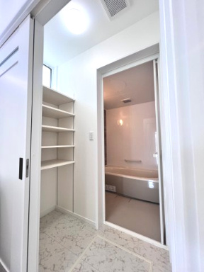 富田東展示場　ルミナス　戸建ての脱衣所|清潔感あふれる空間にたっぷり収納で使い勝手も抜群です。