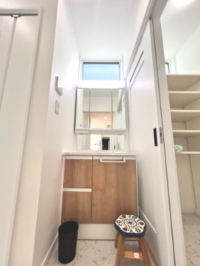 富田東展示場　ルミナス　戸建ての独立洗面台|モダンなデザインの洗面台は、落ち着きある雰囲気に加え、収納力も充実した快適空間です。