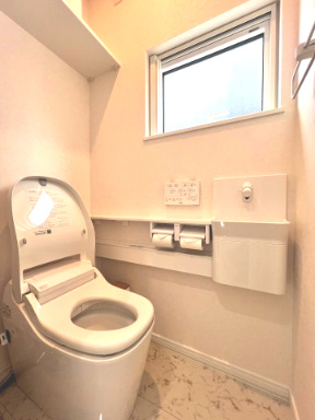 富田東展示場　ルミナス　戸建てのトイレ|窓から光が差し込むトイレは、明るさと落ち着きが調和した心地よい空間です。